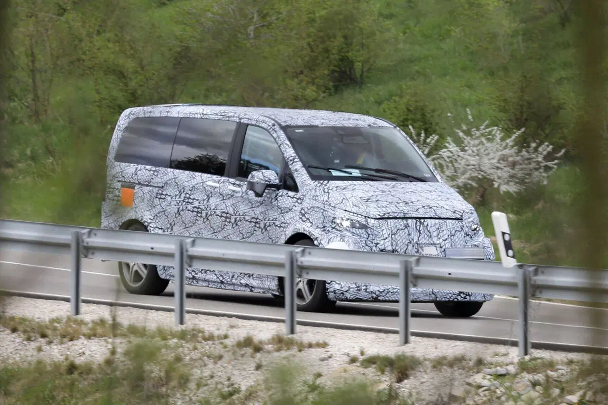 Mercedes Classe V: nel 2026 sarà 100% elettrico [Foto Spia] (2)
