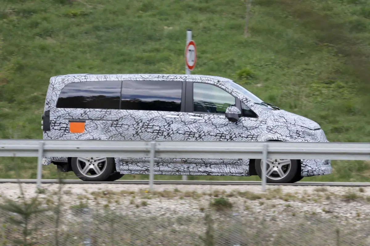 Mercedes Classe V: nel 2026 sarà 100% elettrico [Foto Spia] (4)