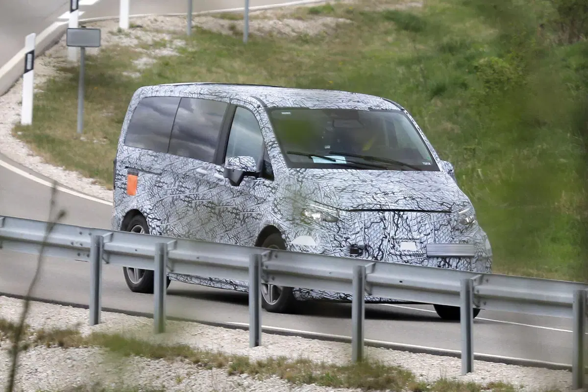 Mercedes Classe V: nel 2026 sarà 100% elettrico [Foto Spia] (5)