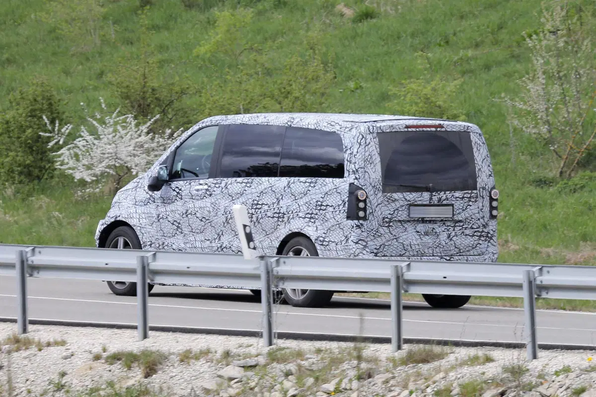 Mercedes Classe V: nel 2026 sarà 100% elettrico [Foto Spia] (6)