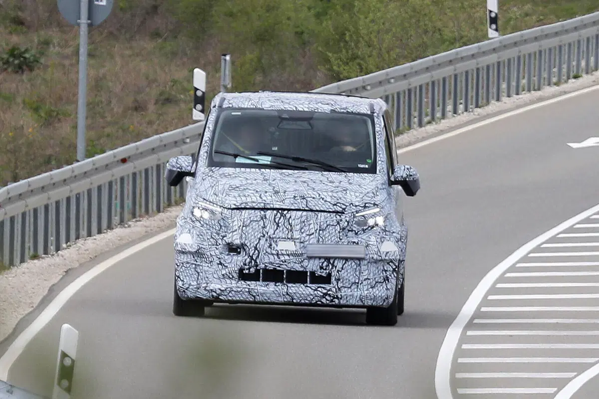 Mercedes Classe V: nel 2026 sarà 100% elettrico [Foto Spia] (7)