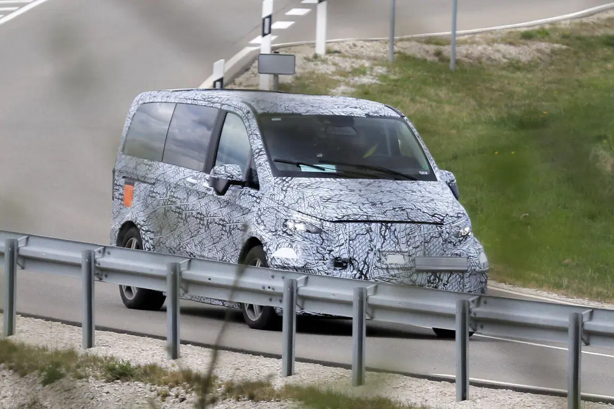 Mercedes Classe V: nel 2026 sarà 100% elettrico [Foto Spia] (8)