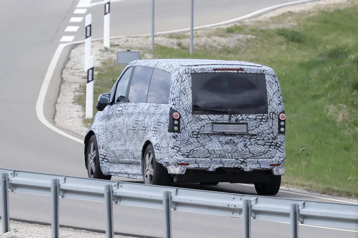 Mercedes Classe V: nel 2026 sarà 100% elettrico [Foto Spia] (9)