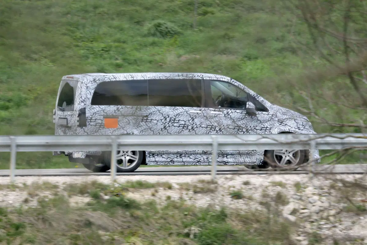 Mercedes Classe V: nel 2026 sarà 100% elettrico [Foto Spia] (12)