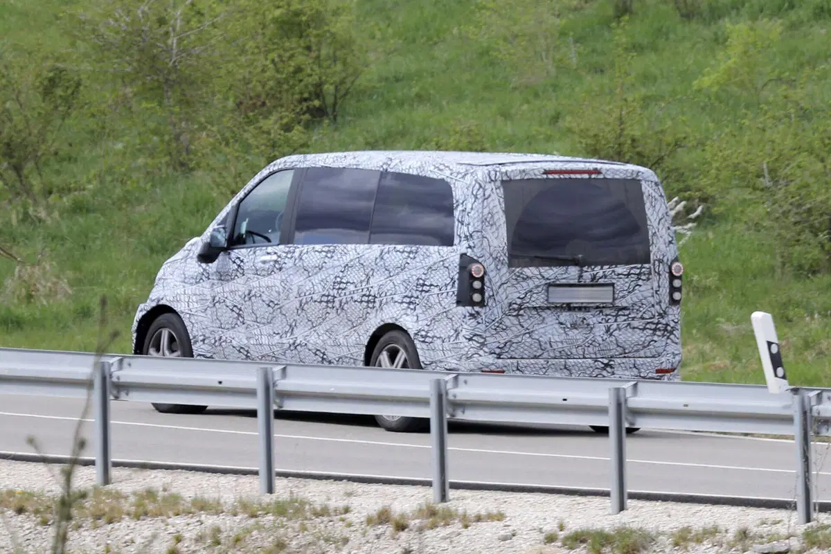 Mercedes Classe V: nel 2026 sarà 100% elettrico [Foto Spia] (14)