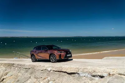 Lexus UX300h: l'ibrida &egrave; pi&ugrave; potente e raffinata 