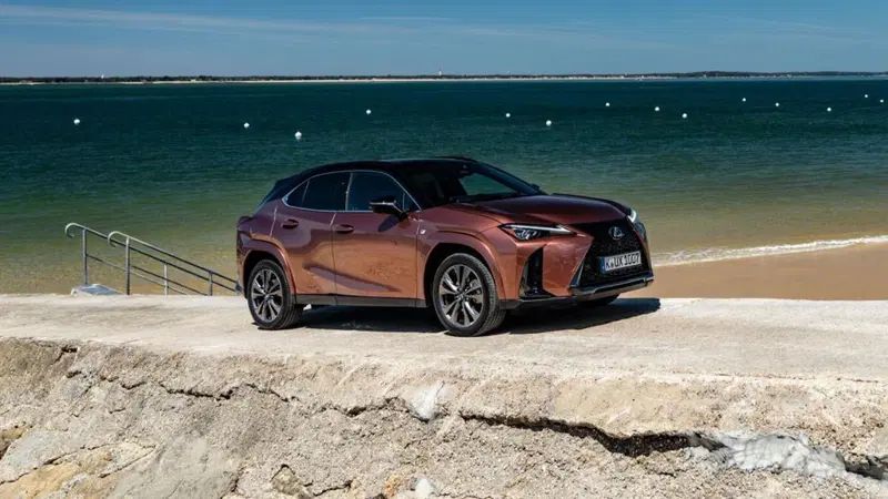 Lexus UX300h: l'ibrida &egrave; pi&ugrave; potente e raffinata 