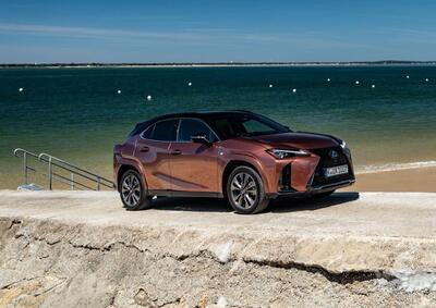 Lexus UX300h: l'ibrida è più potente e raffinata 