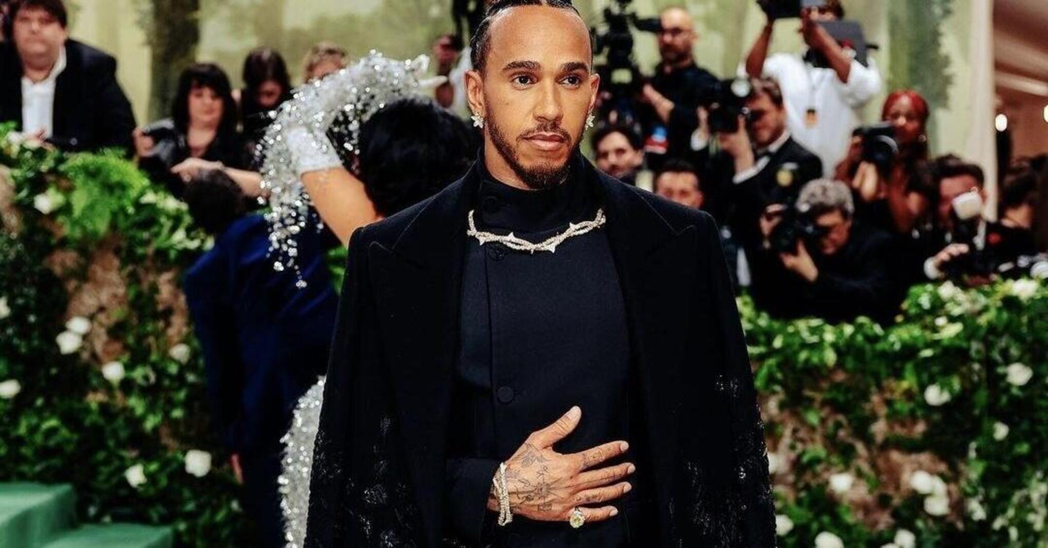 Formula 1, Lewis Hamilton presenzia al Met Gala 2024 ecco il suo look