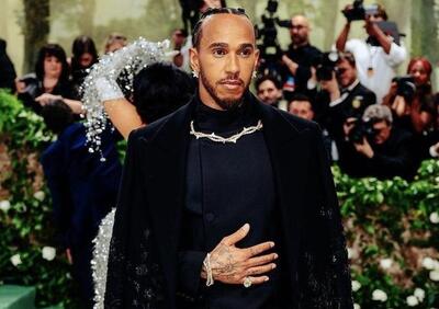 Formula 1, Lewis Hamilton presenzia al Met Gala 2024: ecco il suo look 