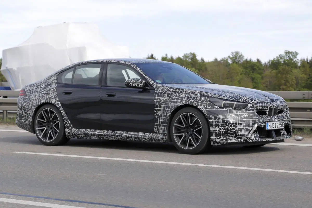 BMW M5: le foto spia svelano nuovi dettagli della nuova ibrida ad alte prestazioni (2)