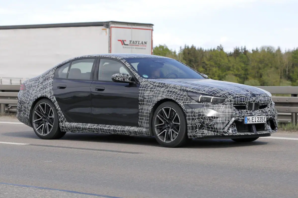 BMW M5: le foto spia svelano nuovi dettagli della nuova ibrida ad alte prestazioni (3)
