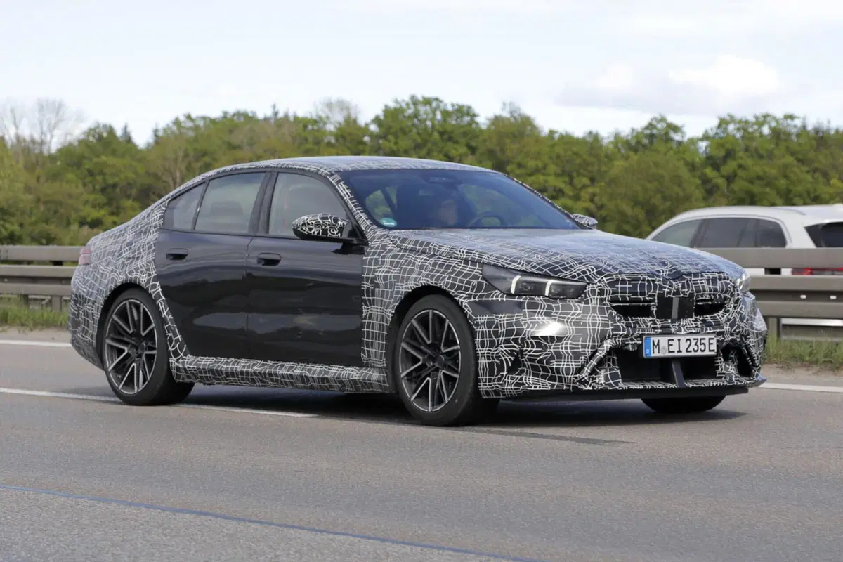 BMW M5: le foto spia svelano nuovi dettagli della nuova ibrida ad alte prestazioni (4)