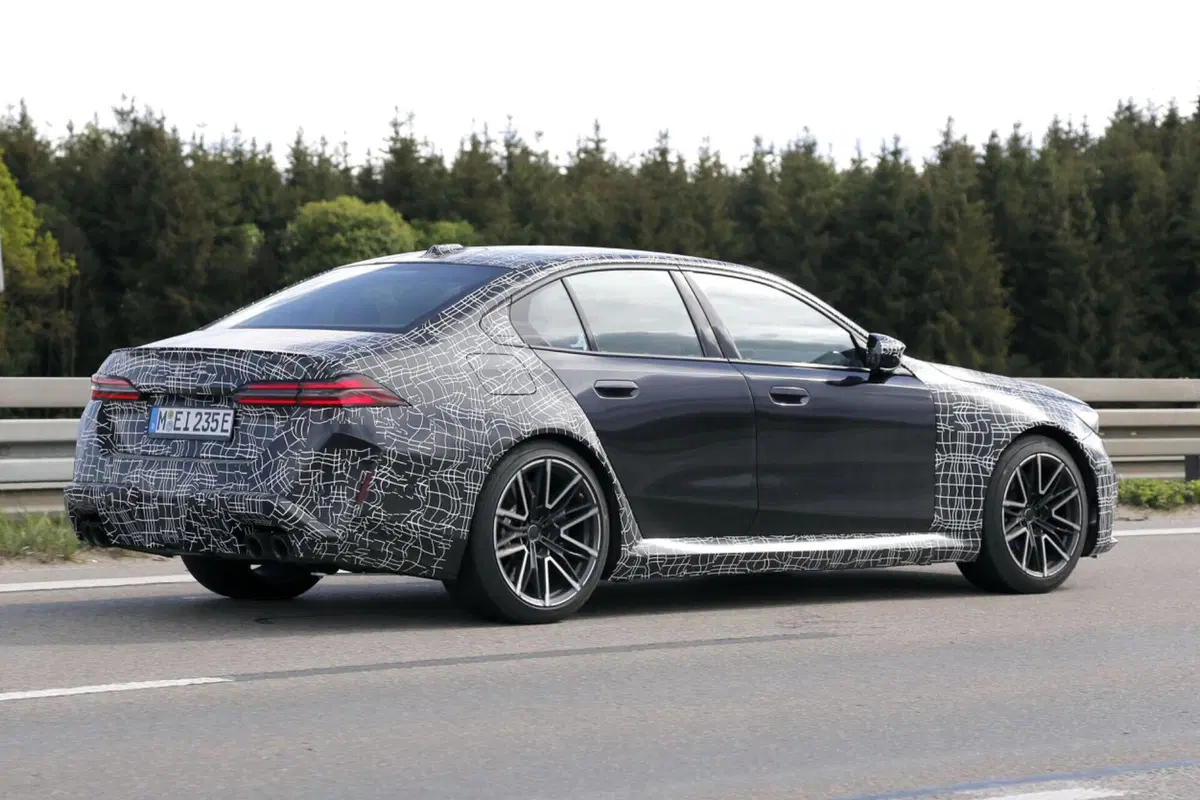 BMW M5: le foto spia svelano nuovi dettagli della nuova ibrida ad alte prestazioni (5)