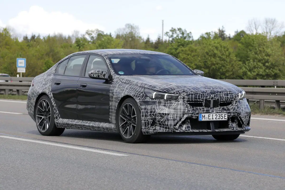 BMW M5: le foto spia svelano nuovi dettagli della nuova ibrida ad alte prestazioni (7)