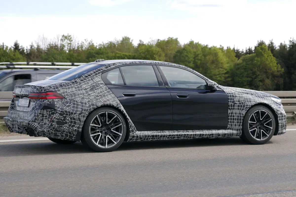 BMW M5: le foto spia svelano nuovi dettagli della nuova ibrida ad alte prestazioni (6)