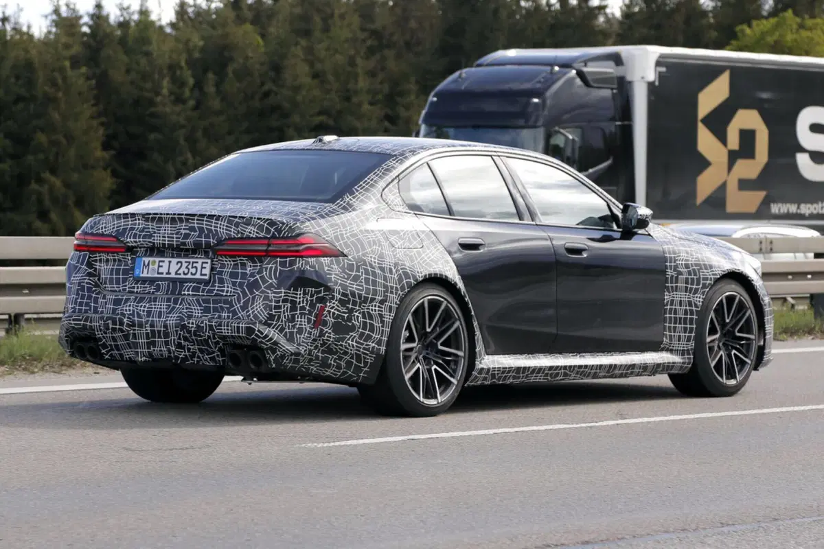 BMW M5: le foto spia svelano nuovi dettagli della nuova ibrida ad alte prestazioni (8)