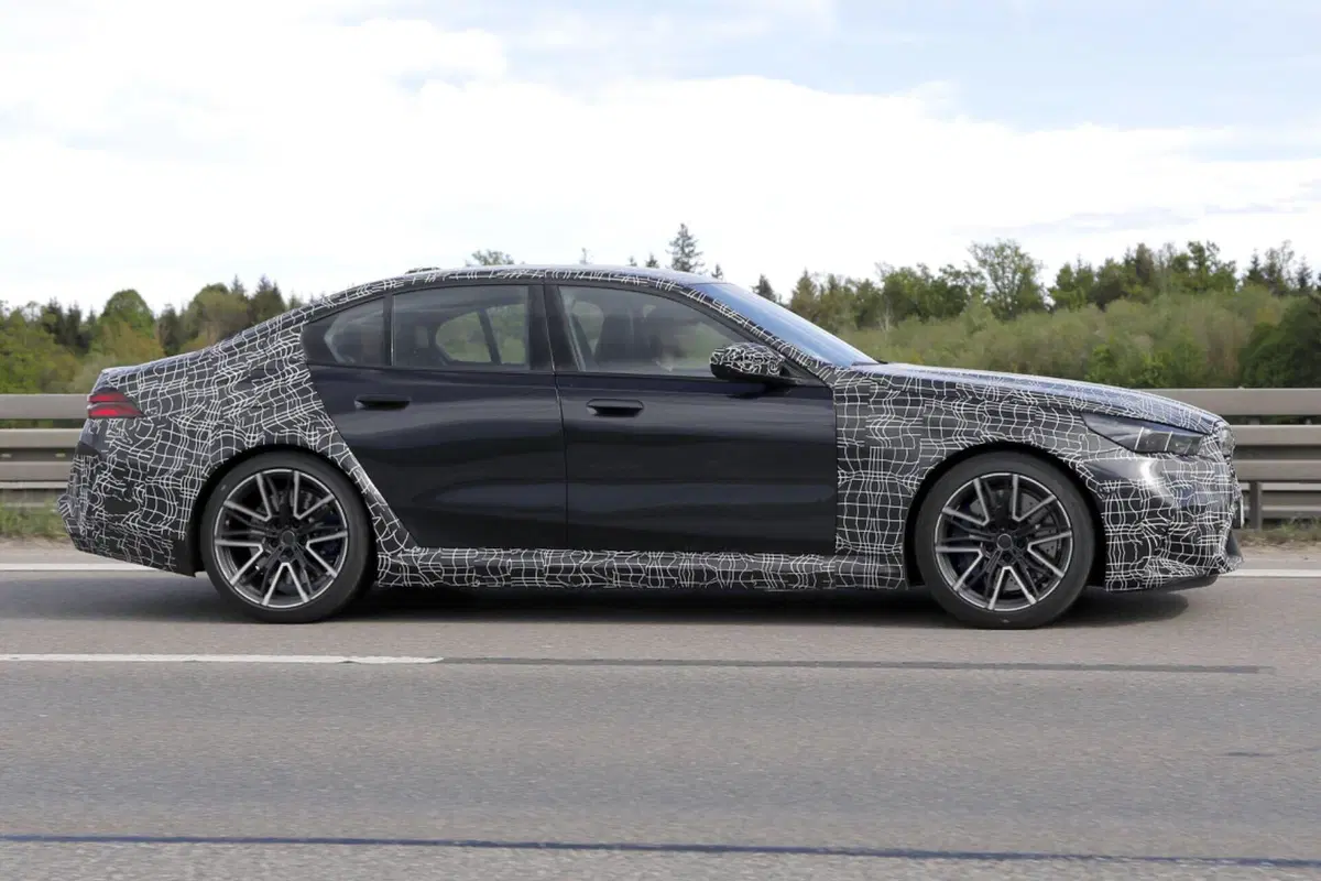 BMW M5: le foto spia svelano nuovi dettagli della nuova ibrida ad alte prestazioni (9)