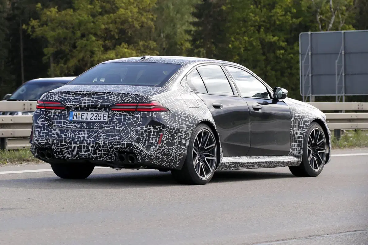BMW M5: le foto spia svelano nuovi dettagli della nuova ibrida ad alte prestazioni (10)