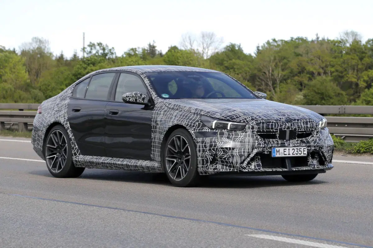 BMW M5: le foto spia svelano nuovi dettagli della nuova ibrida ad alte prestazioni (11)