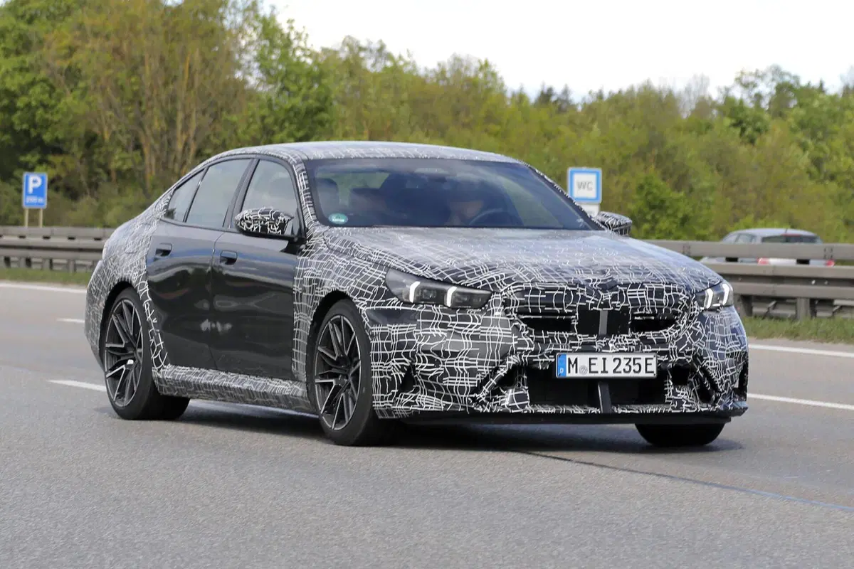 BMW M5: le foto spia svelano nuovi dettagli della nuova ibrida ad alte prestazioni (12)