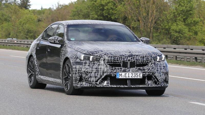 BMW M5: le foto spia svelano nuovi dettagli della nuova ibrida ad alte prestazioni