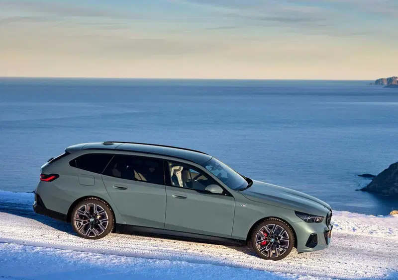 BMW i5 Touring (2024-->>) (2)