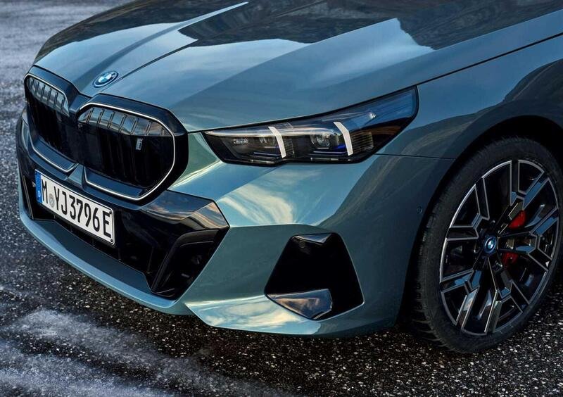BMW i5 Touring (2024-->>) (12)