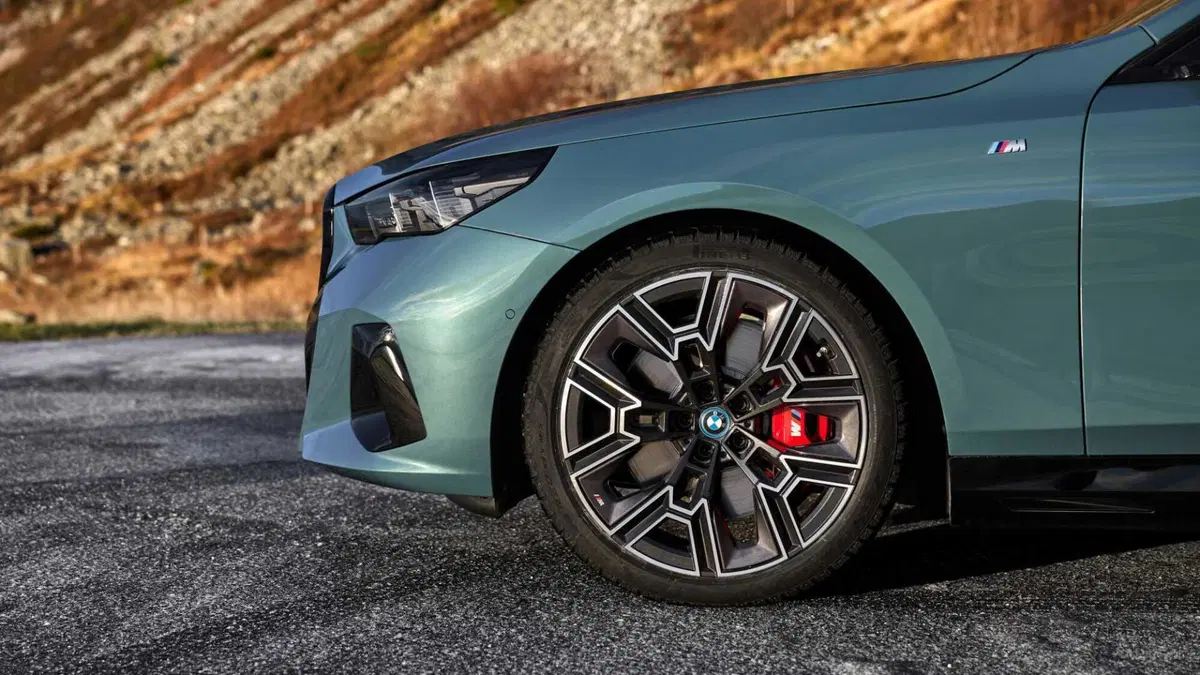 BMW i5 Touring (13)