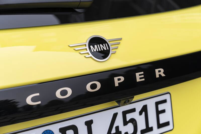 Mini Cooper E: il portellone