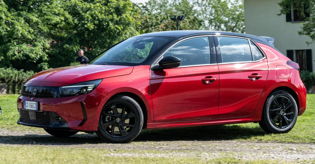 Opel Corsa 2024: la prova su strada della versione ibrida col cambio elettrico "magico"