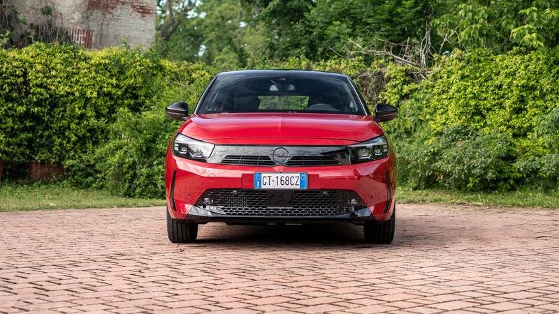 Opel Corsa 2024: la prova su strada della versione ibrida col cambio elettrico &quot;magico&quot;