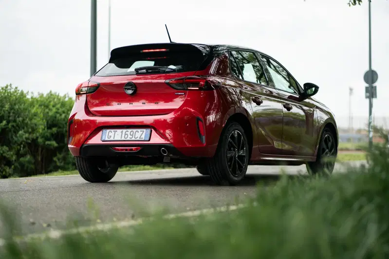 Opel Corsa Hybrid: dinamica su strada