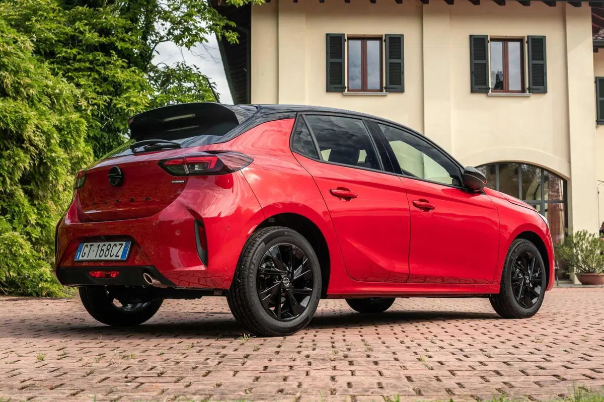 Opel Corsa 2024: la prova su strada della versione ibrida col cambio "magico"
