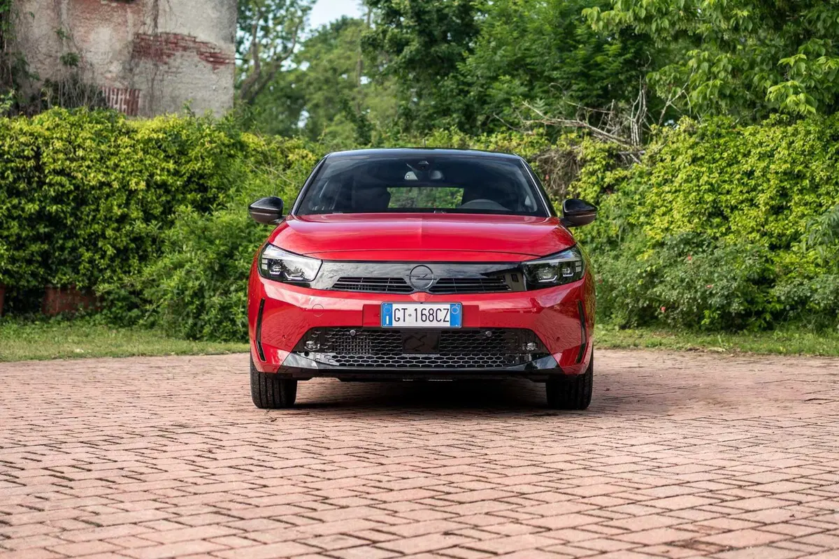 Opel Corsa 2024: la prova su strada della versione ibrida col cambio "magico" (2)