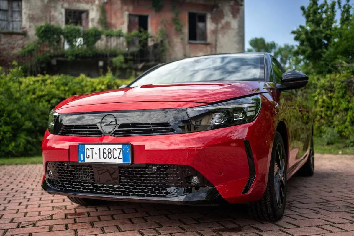 Opel Corsa 2024: la prova su strada della versione ibrida col cambio "magico" (3)