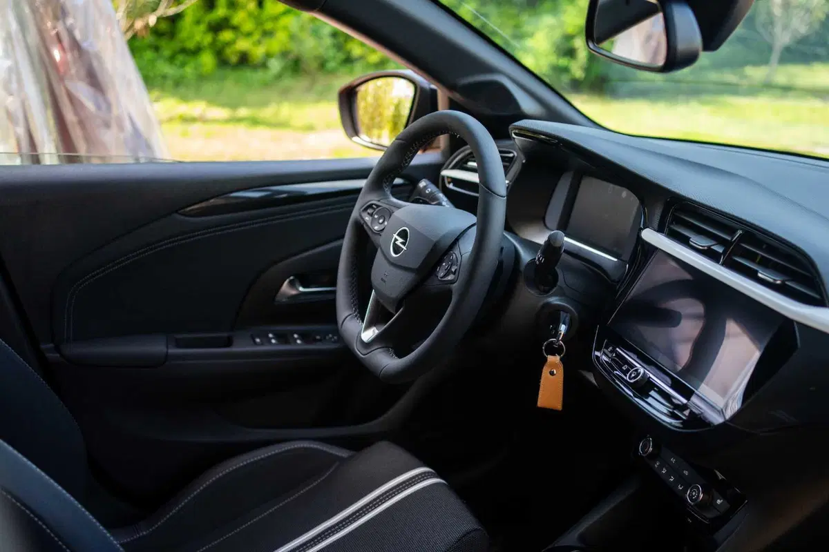 Opel Corsa 2024: la prova su strada della versione ibrida col cambio "magico" (5)