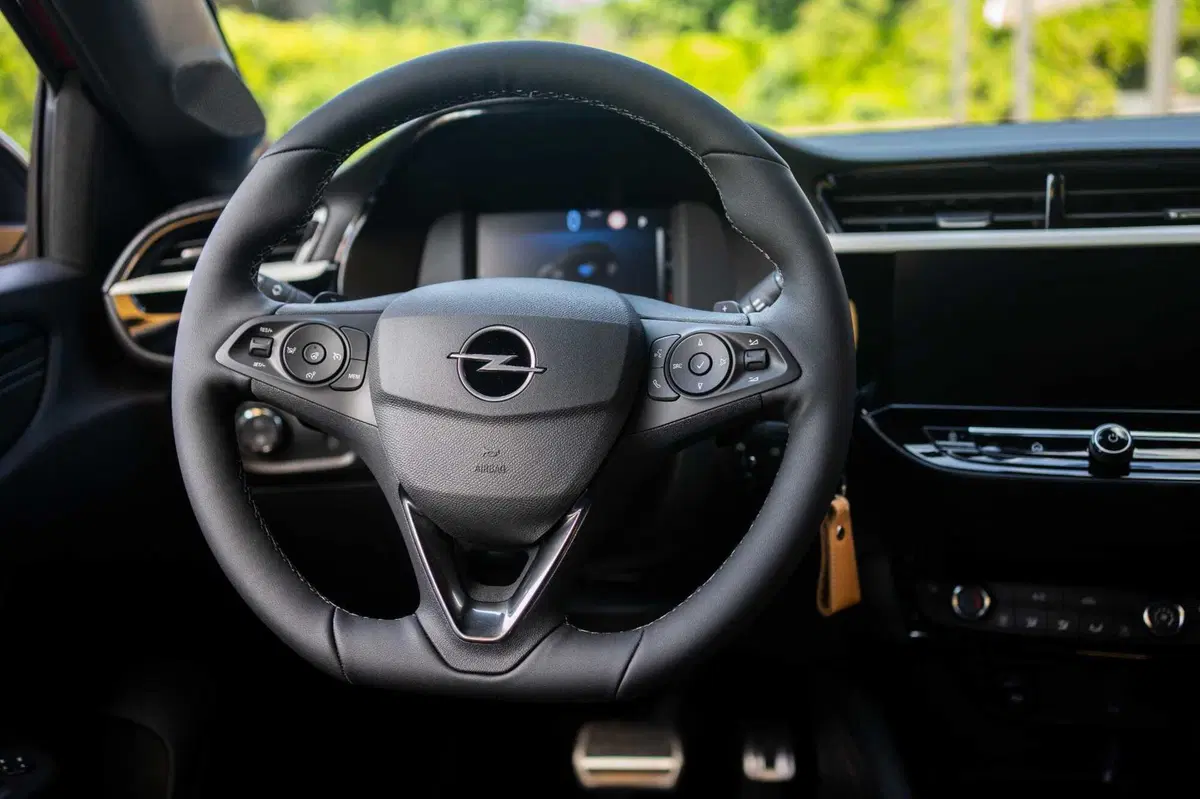 Opel Corsa 2024: la prova su strada della versione ibrida col cambio "magico" (6)