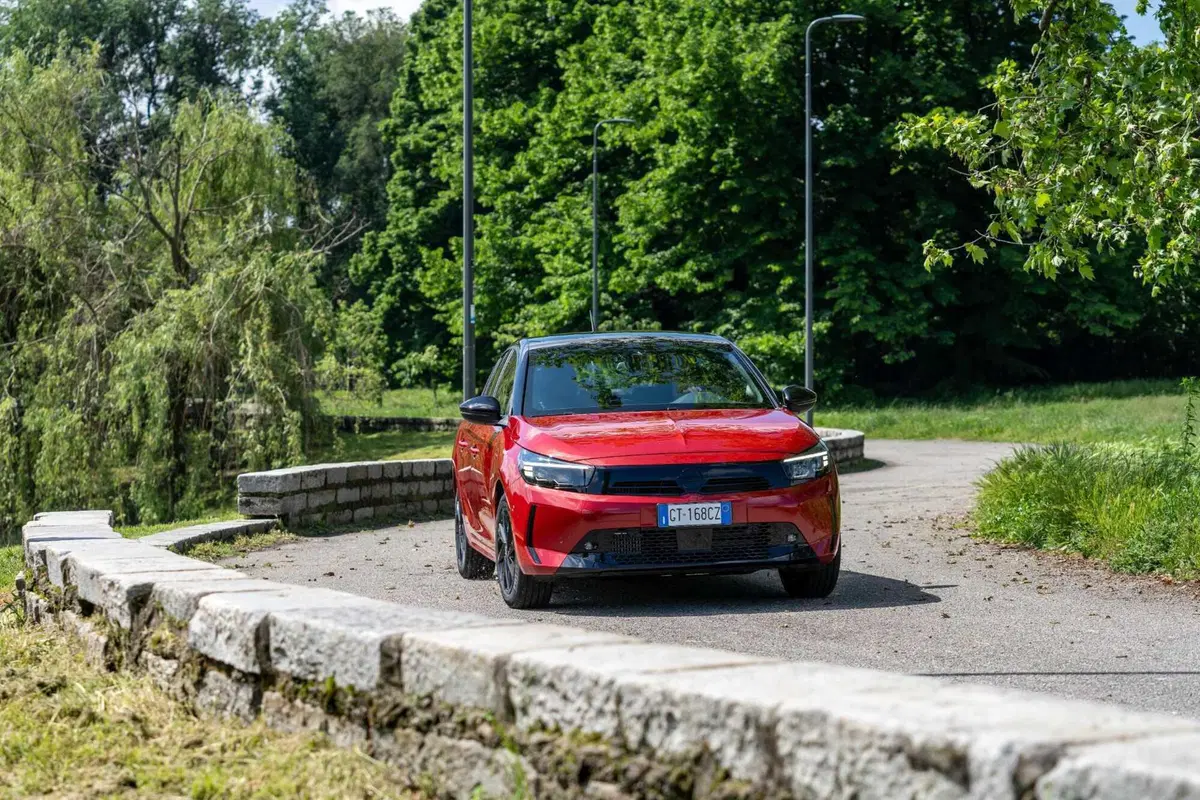 Opel Corsa 2024: la prova su strada della versione ibrida col cambio "magico" (7)