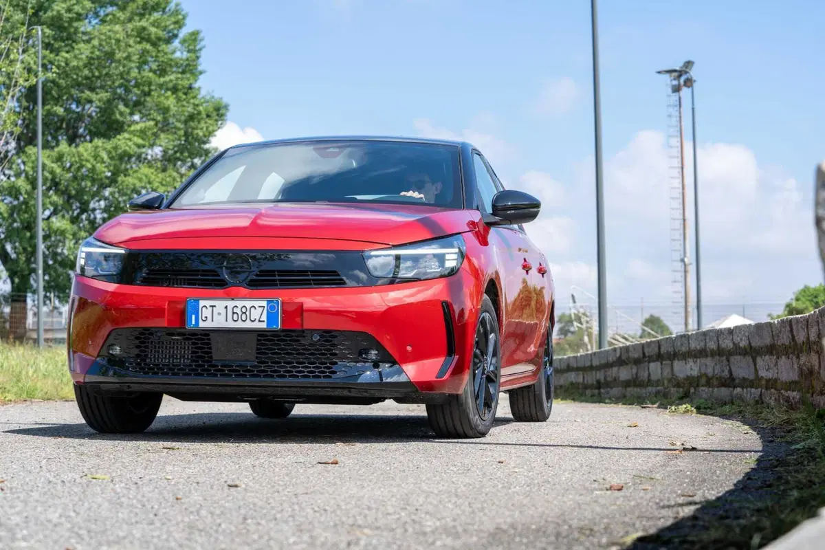 Opel Corsa 2024: la prova su strada della versione ibrida col cambio "magico" (8)