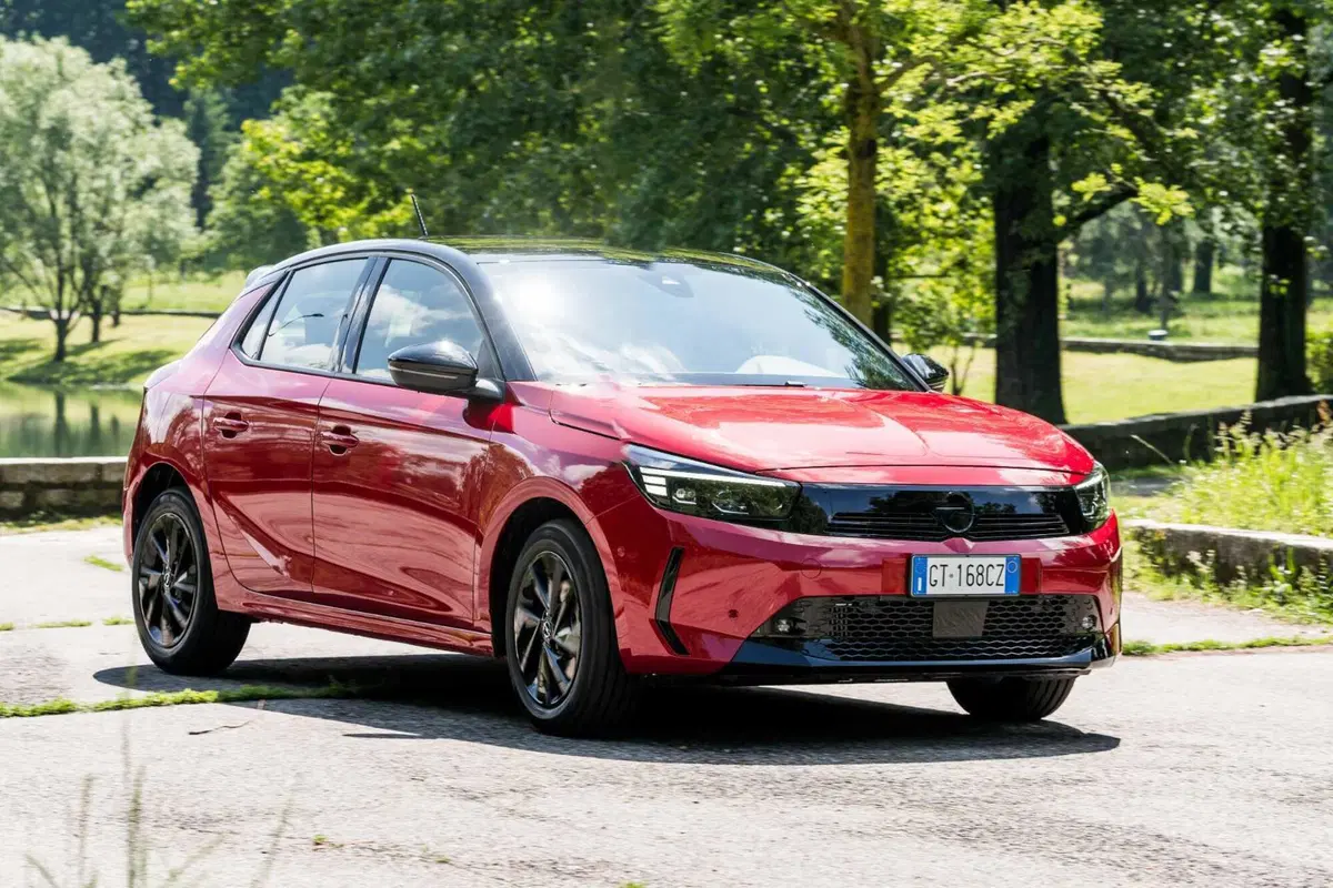 Opel Corsa 2024: la prova su strada della versione ibrida col cambio "magico" (9)