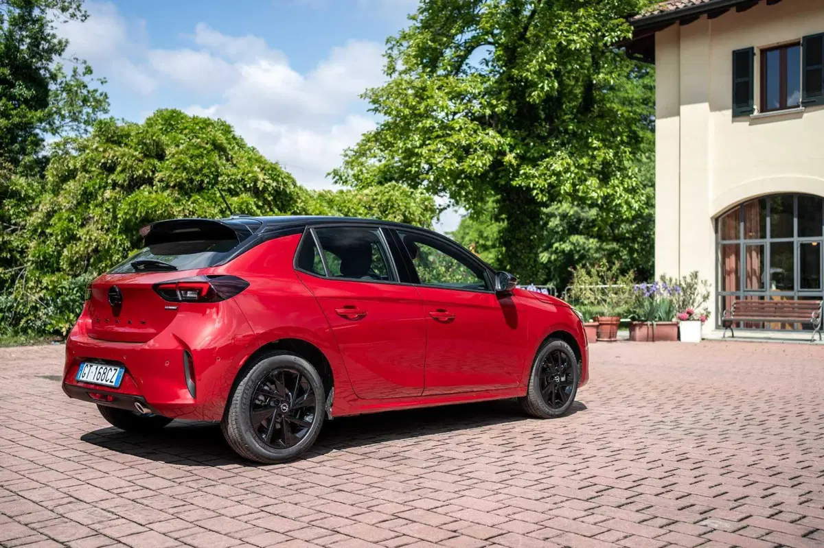 Opel Corsa 2024: la prova su strada della versione ibrida col cambio "magico" (10)