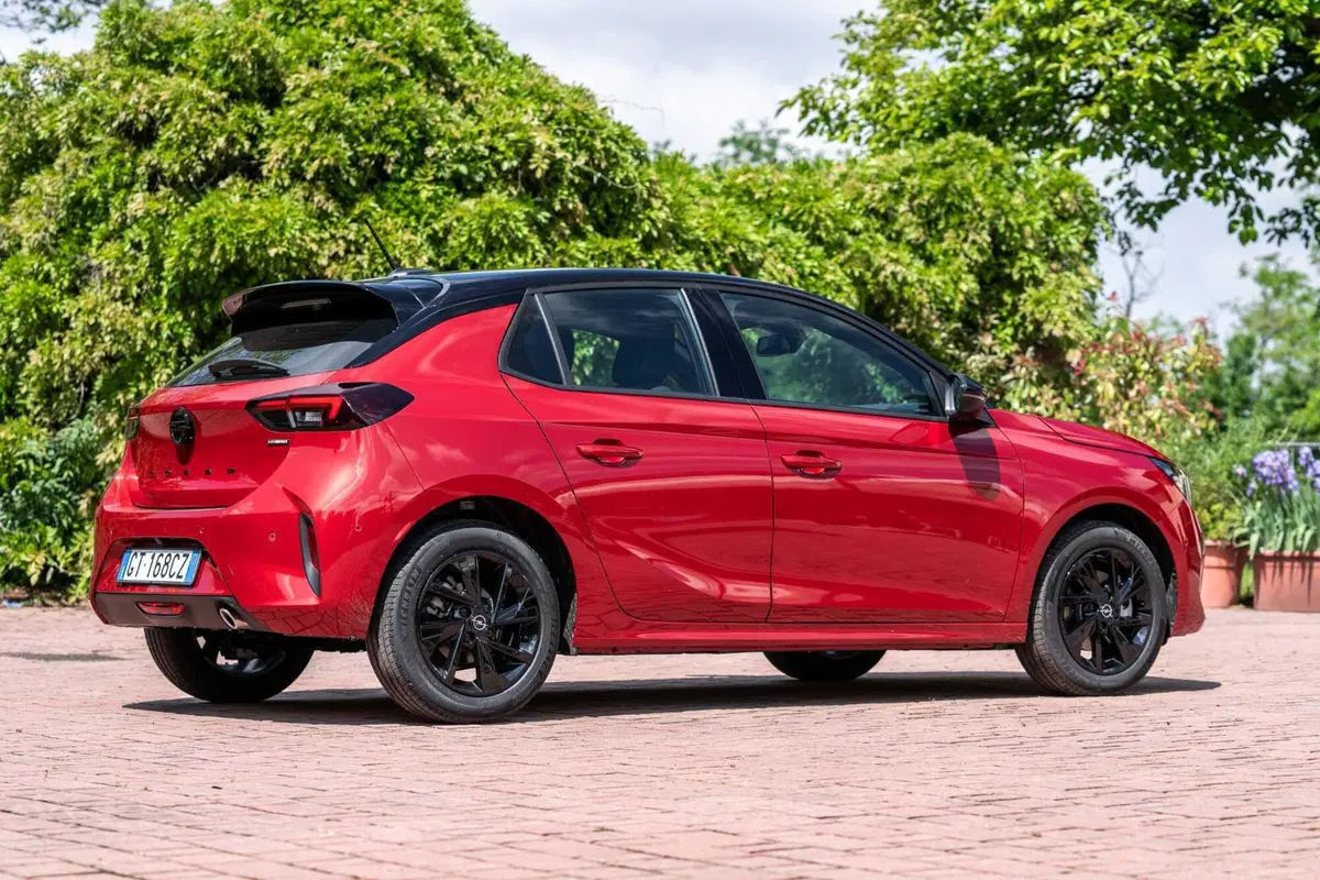 Opel Corsa 2024: la prova su strada della versione ibrida col cambio "magico" (11)