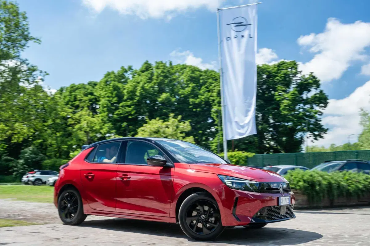 Opel Corsa 2024: la prova su strada della versione ibrida col cambio "magico" (12)