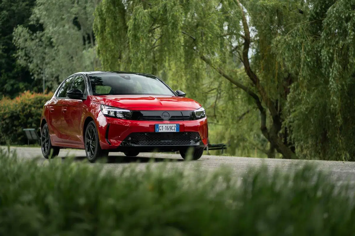 Opel Corsa 2024: la prova su strada della versione ibrida col cambio "magico" (15)
