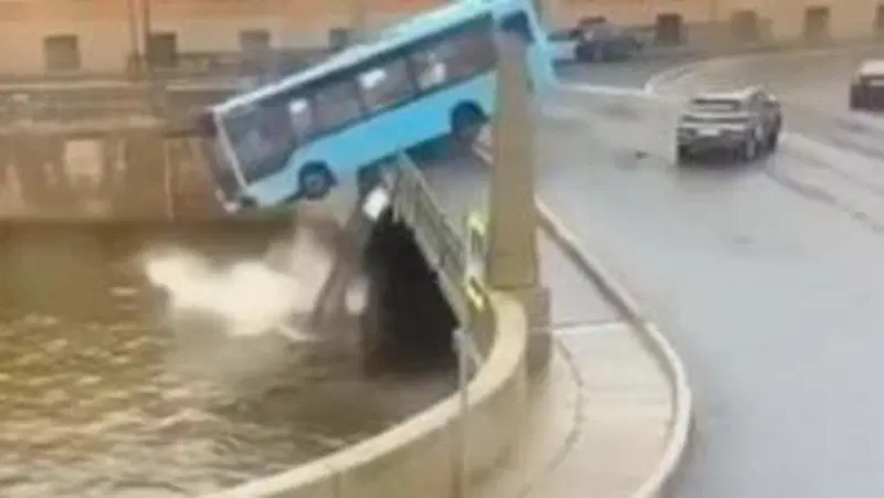 Perde il controllo dell'autobus e finisce male a San Pietroburgo