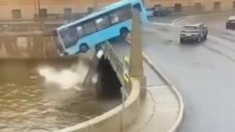 Perde il controllo dell&#039;autobus e finisce male a San Pietroburgo