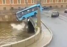Perde il controllo dell'autobus e finisce male a San Pietroburgo
