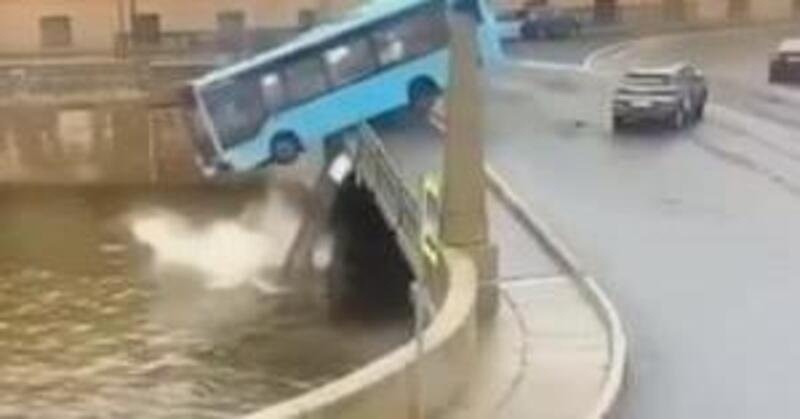 Perde il controllo dell&#039;autobus e finisce male a San Pietroburgo