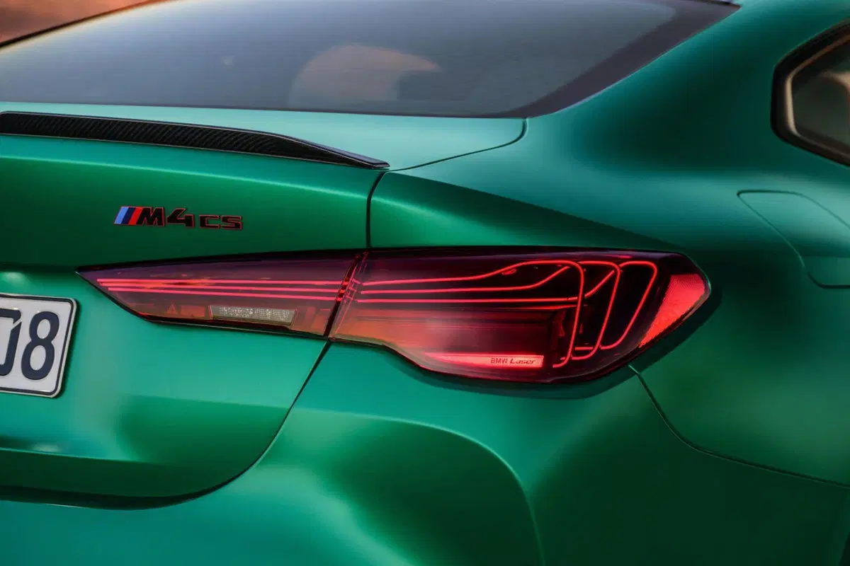 BMW M4 CS 2024: il restyling ha 550 CV e molta fibra di carbonio (3)